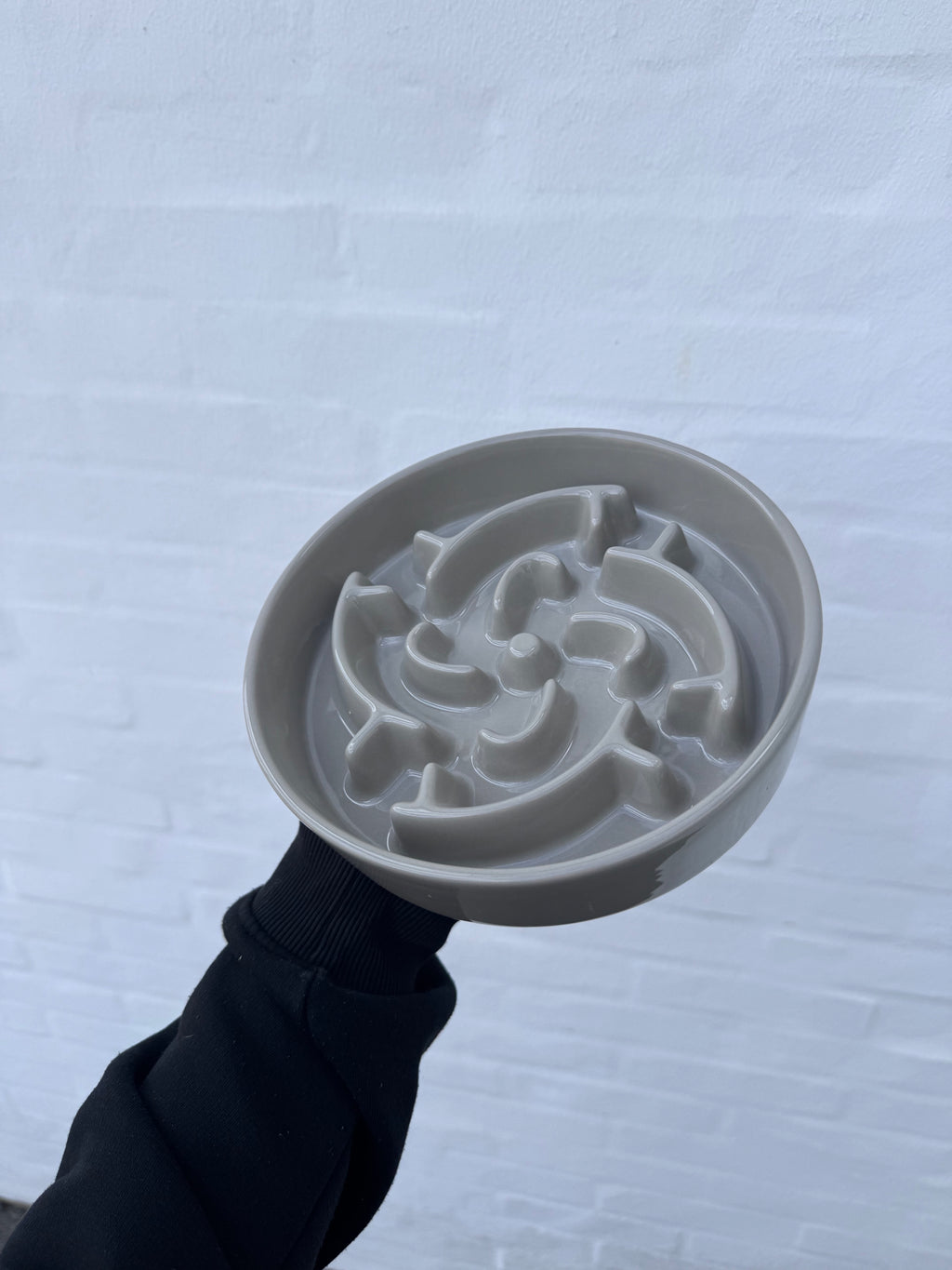 Stilfuld foderskål med slow feed-design, der giver en roligere spiseoplevelse for din hund.
