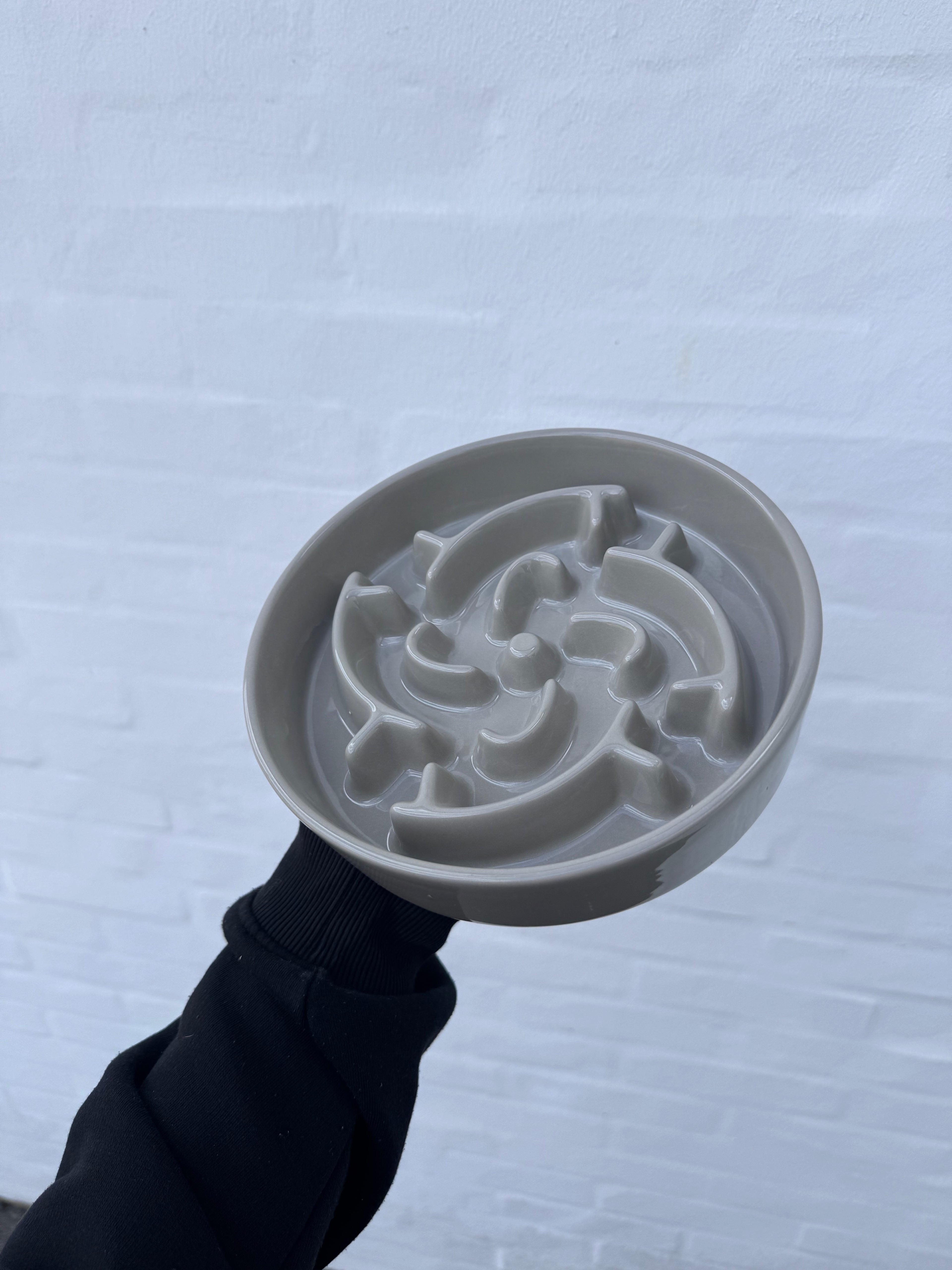 Stilfuld foderskål med slow feed-design, der giver en roligere spiseoplevelse for din hund.