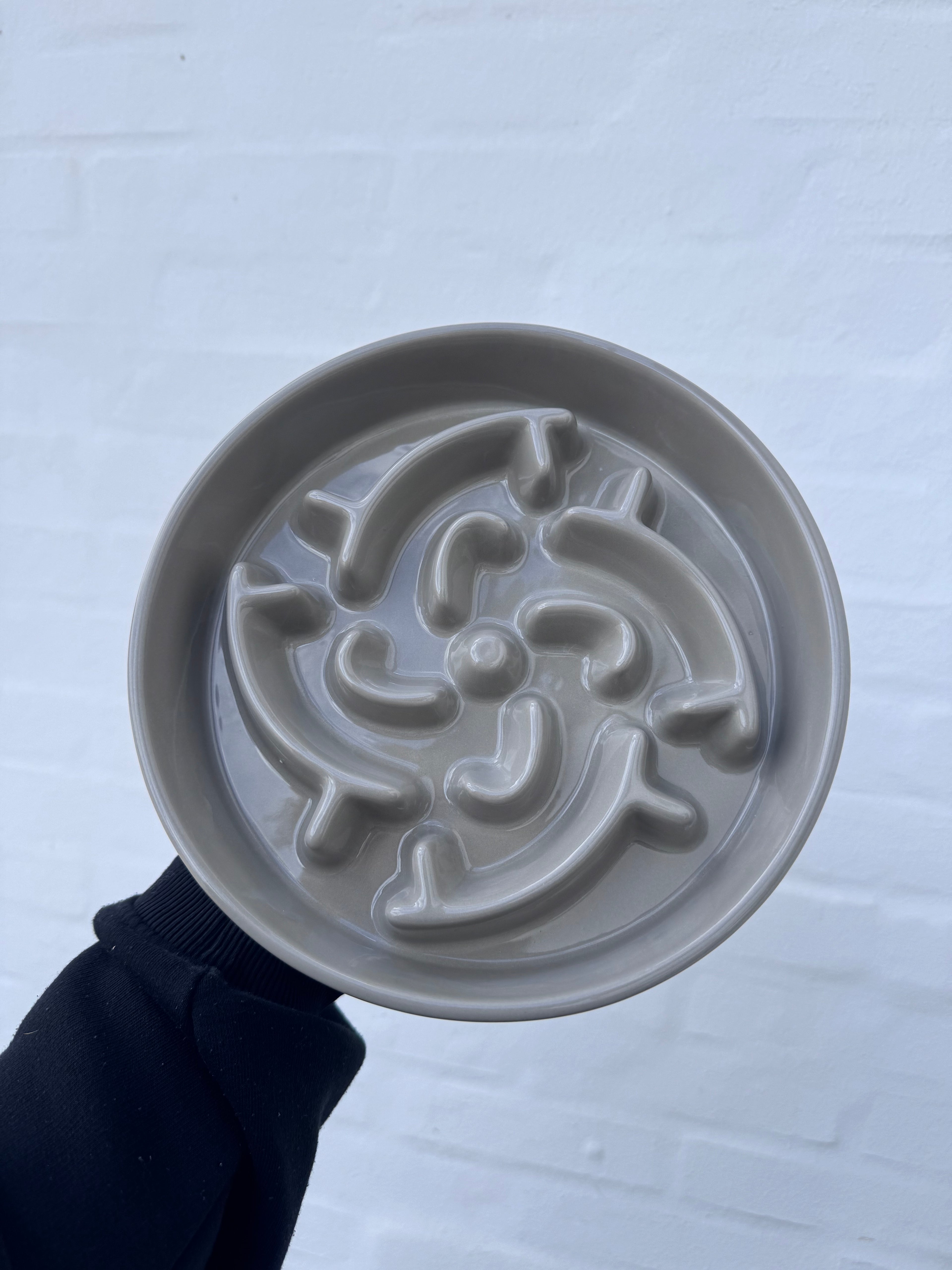Elegant slow feeder hundeskål i glaseret keramik. Hjælper med at sænke spisehastigheden og passer til både tør- og vådfoder. Tåler opvaskemaskine.